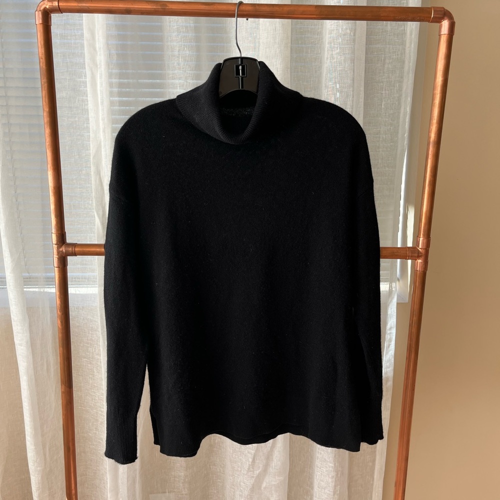 Halogen turtleneck cashmere sweater in black. Size XS. Great condition.